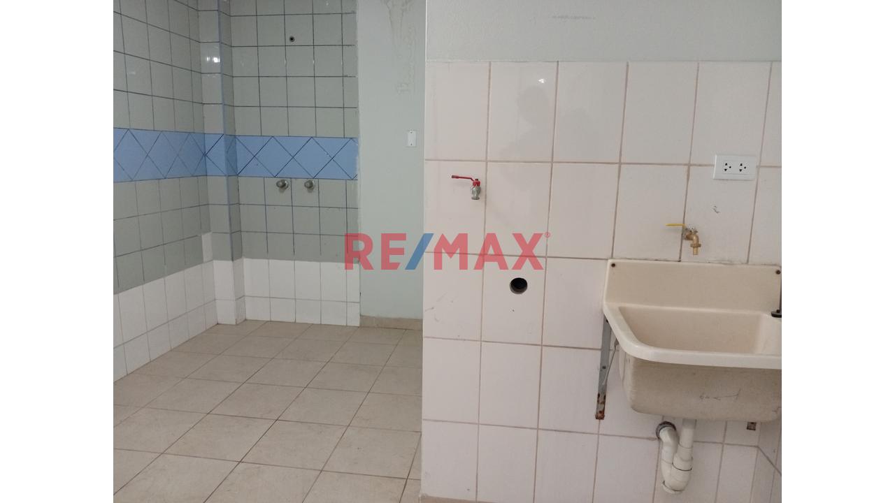 Precio Increible. Casa En Venta Con Tres Departamentos Amplios, Callao - 19