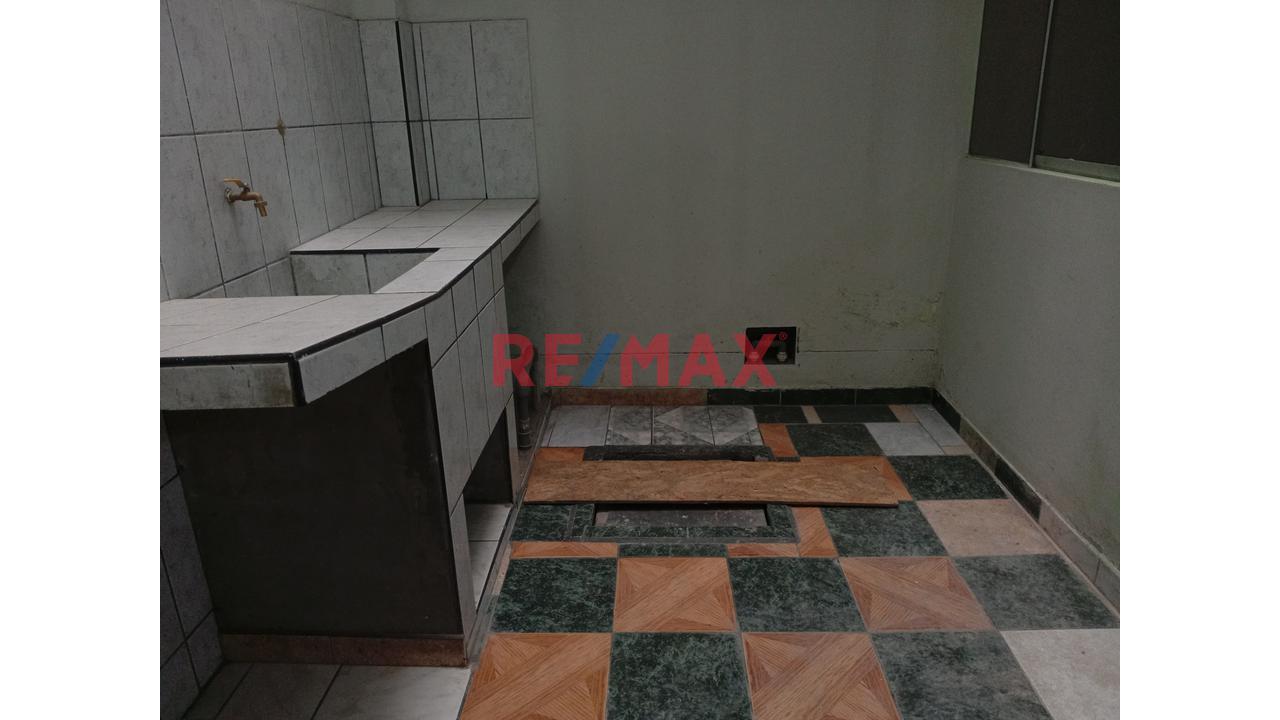 Precio Increible. Casa En Venta Con Tres Departamentos Amplios, Callao - 8