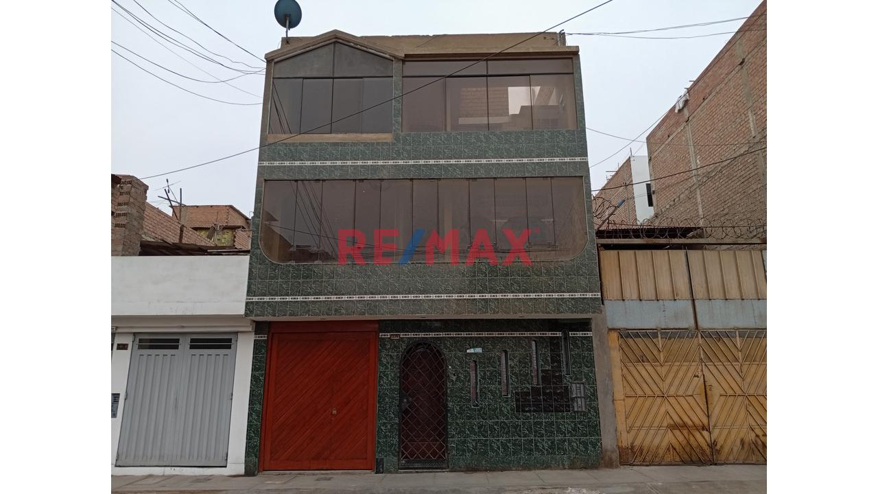 Precio Increible. Casa En Venta Con Tres Departamentos Amplios,  Callao - 1