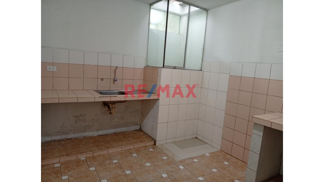 Precio Increible. Casa En Venta Con Tres Departamentos Amplios, Callao - 16