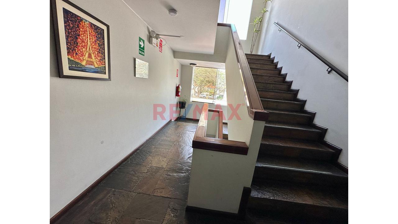 Dúplex En Venta – Av. Guardia Civil, San Isidro, 4 Habitaciones, 4 Baños, 2 Cocheras, 1 Deposito, Dos Terrazas Amplias Vsta A La C Alle Y Posterior, Habitaciones Amobladas, Excelente Vista Externa, En — foto 3