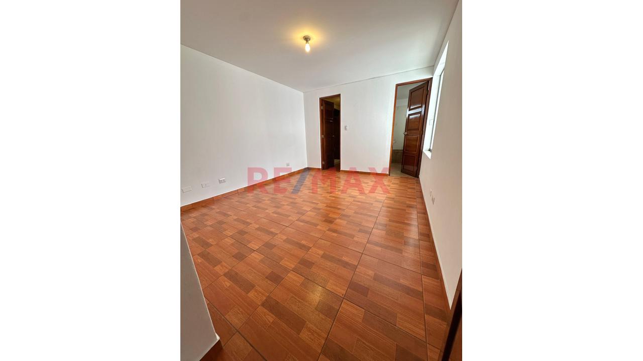 Dúplex En Venta – Av. Guardia Civil, San Isidro, 4 Habitaciones, 4 Baños, 2 Cocheras, 1 Deposito, Dos Terrazas Amplias Vsta A La C Alle Y Posterior, Habitaciones Amobladas, Excelente Vista Externa, En — foto 6
