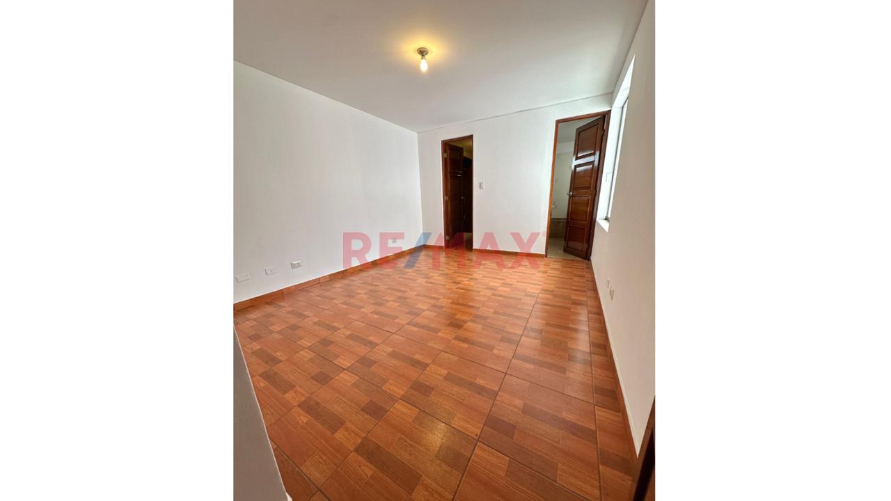 Dúplex En Venta – Av. Guardia Civil, San Isidro, 4 Habitaciones, 4 Baños, 2 Cocheras, 1 Deposito, Dos Terrazas Amplias Vsta A La C Alle Y Posterior, Habitaciones Amobladas, Excelente Vista Externa, En — foto 4
