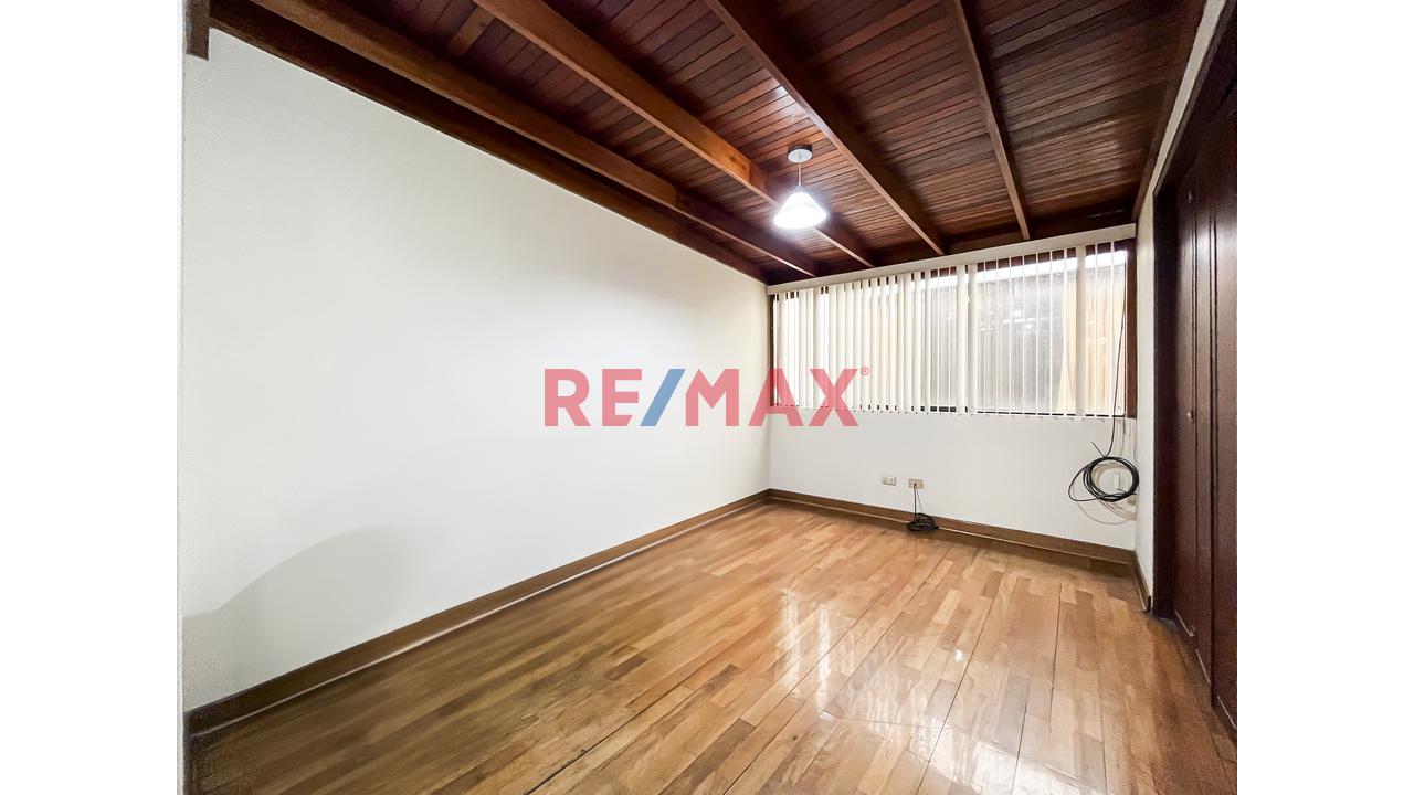 Se Vende Dpto Flat Frente A Parque                                    Primer Piso Elevado                       Santiago De Surco (Urb. Valle Hermoso) — foto 8