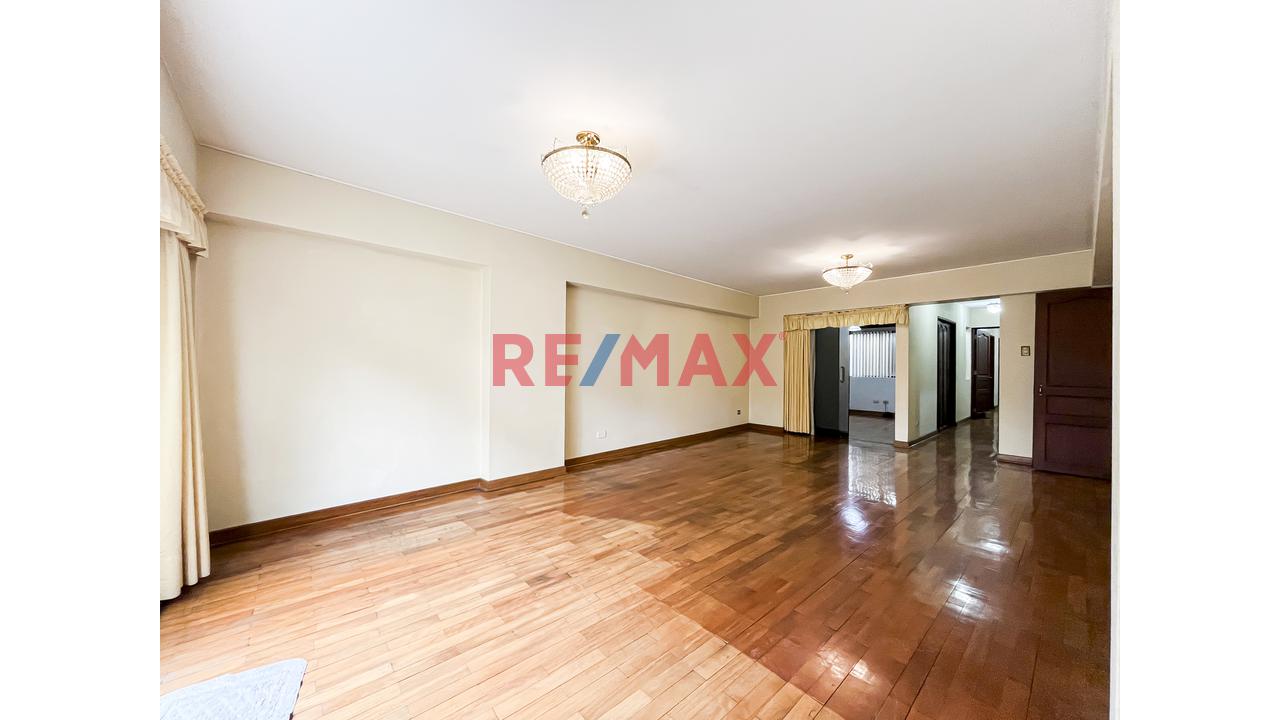 Se Vende Dpto Flat Frente A Parque                                    Primer Piso Elevado                       Santiago De Surco (Urb. Valle Hermoso) — foto 3