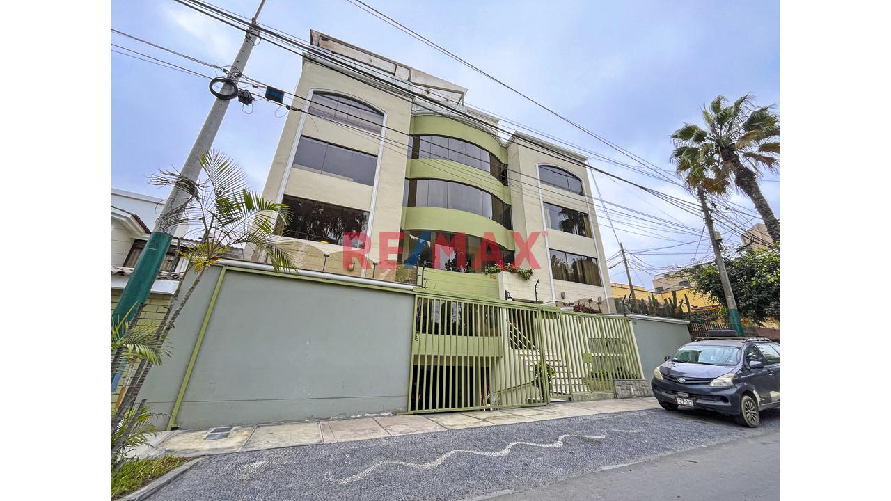 Se Vende Dpto Flat Frente A Parque Primer Piso Elevado Santiago De Surco (Urb. Valle Hermoso)