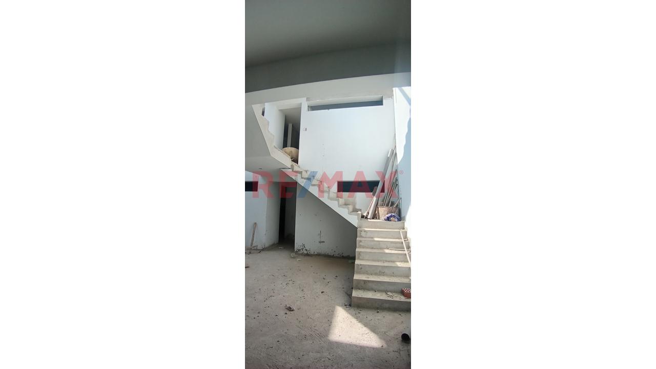 Se Alquila Local Comercial Dos Pisos En Avenida - 2