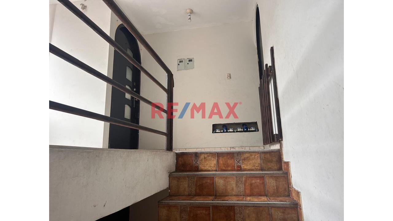 Vendo Piso Completo Con Triple Potencial De Renta En Esquina De Av. Alfredo Mendiola, San Martín De Porres. — foto 2