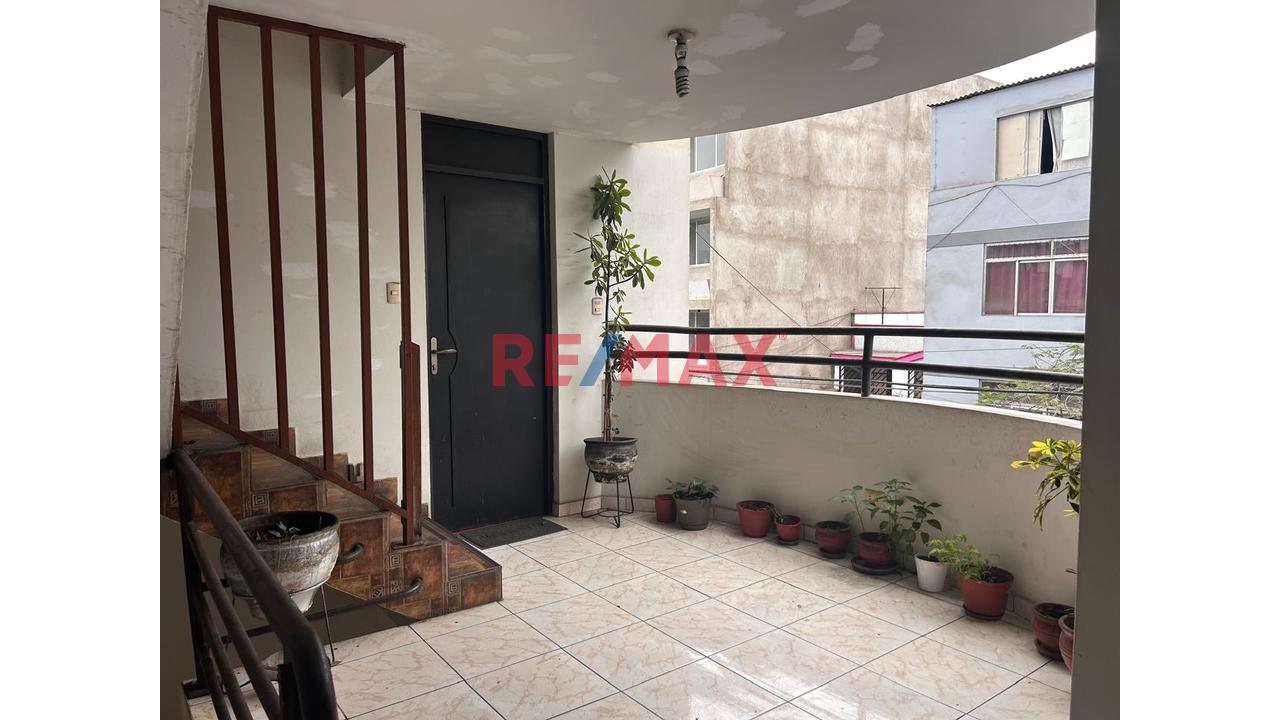 Vendo Piso Completo Con Triple Potencial De Renta En Esquina De Av. Alfredo Mendiola, San Martín De Porres. — foto 4