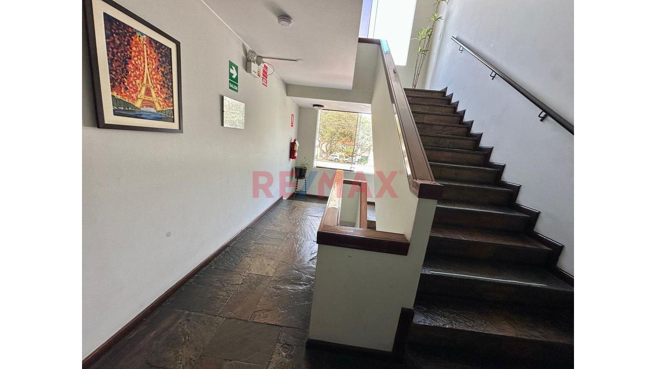 Alquilo Duplex 368 M2, Av. Guardia Civil San Isidro, 4 Habitaciones, 4 Baños, 2 Cocheras, 1 Deposito, Dos Terrazas Amplias Vsta A La C Alle Y Posterior, Habitaciones Amobladas, Excelente Vista Externa - 9