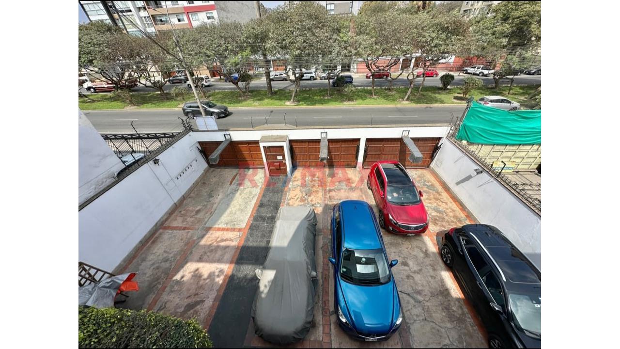 Alquilo Duplex 368 M2, Av. Guardia Civil San Isidro, 4 Habitaciones, 4 Baños, 2 Cocheras, 1 Deposito, Dos Terrazas Amplias Vsta A La C Alle Y Posterior, Habitaciones Amobladas, Excelente Vista Externa - 4