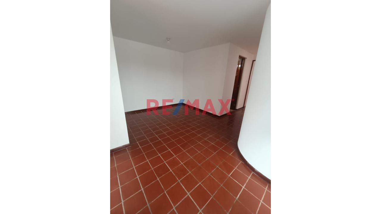 Alquilo Duplex 368 M2, Av. Guardia Civil San Isidro, 4 Habitaciones, 4 Baños, 2 Cocheras, 1 Deposito, Dos Terrazas Amplias Vsta A La C Alle Y Posterior, Habitaciones Amobladas, Excelente Vista Externa - 2