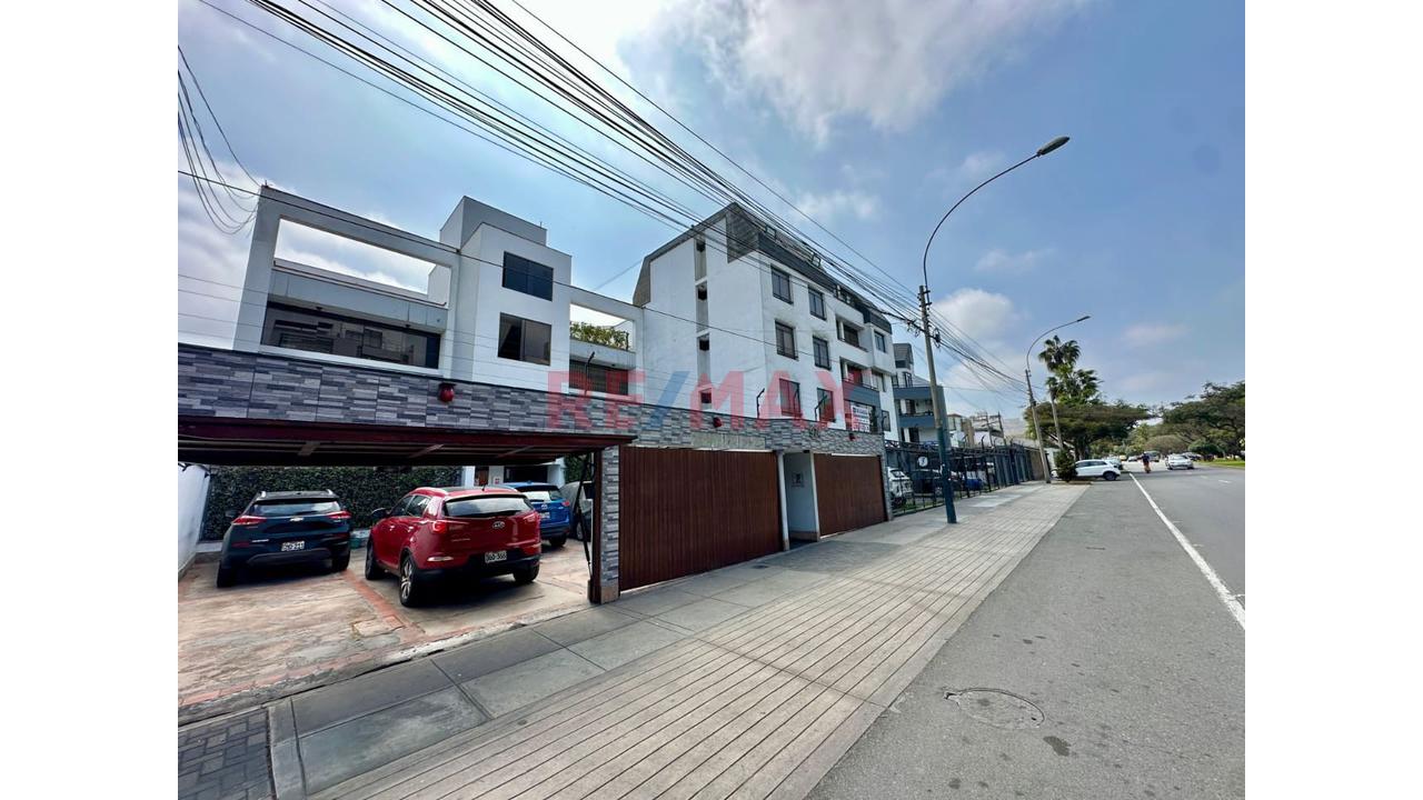 Alquilo Duplex 368 M2, Av. Guardia Civil San Isidro, 4 Habitaciones, 4 Baños, 2 Cocheras, 1 Deposito, Dos Terrazas Amplias Vsta A La C Alle Y Posterior, Habitaciones Amobladas, Excelente Vista Externa - 12