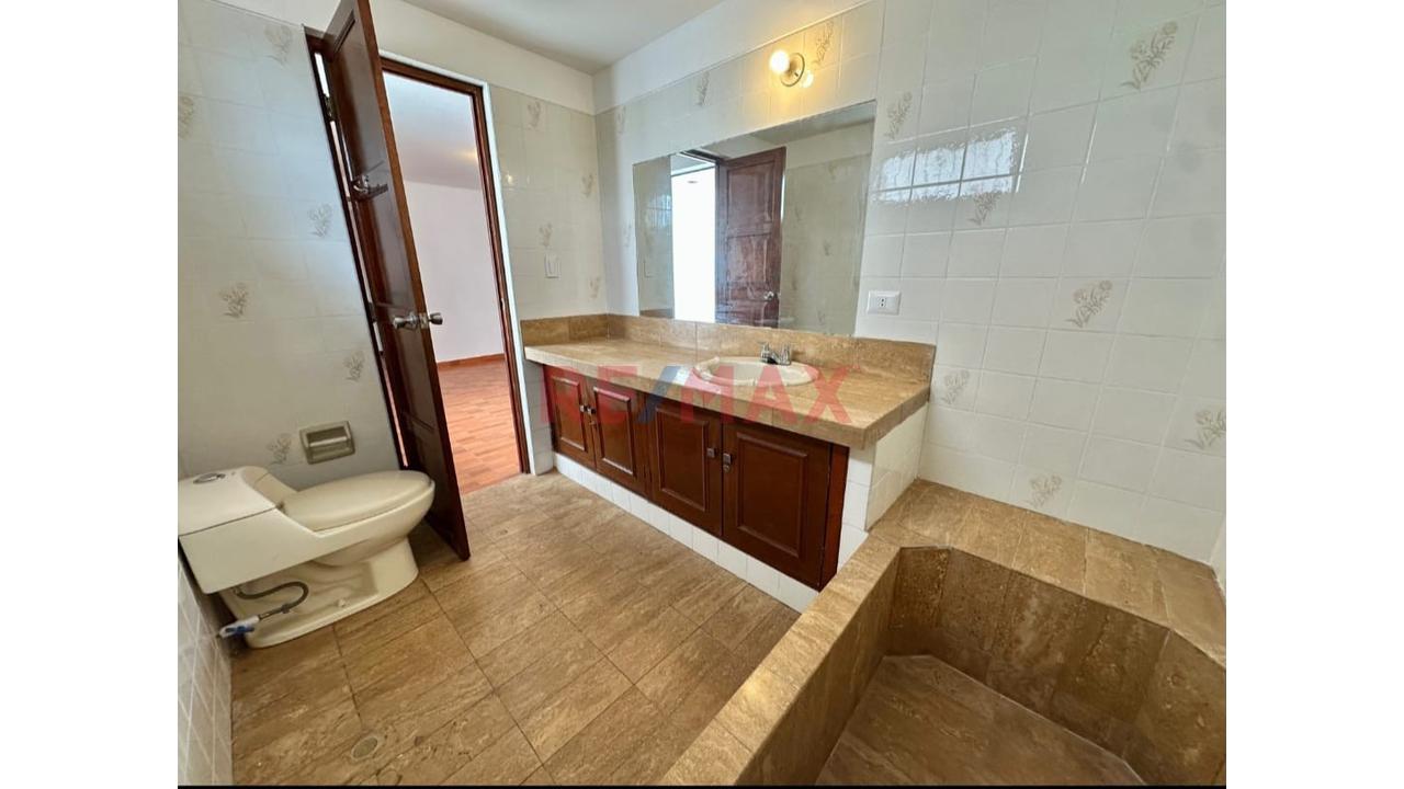Alquilo Duplex 368 M2, Av. Guardia Civil San Isidro, 4 Habitaciones, 4 Baños, 2 Cocheras, 1 Deposito, Dos Terrazas Amplias Vsta A La C Alle Y Posterior, Habitaciones Amobladas, Excelente Vista Externa - 11