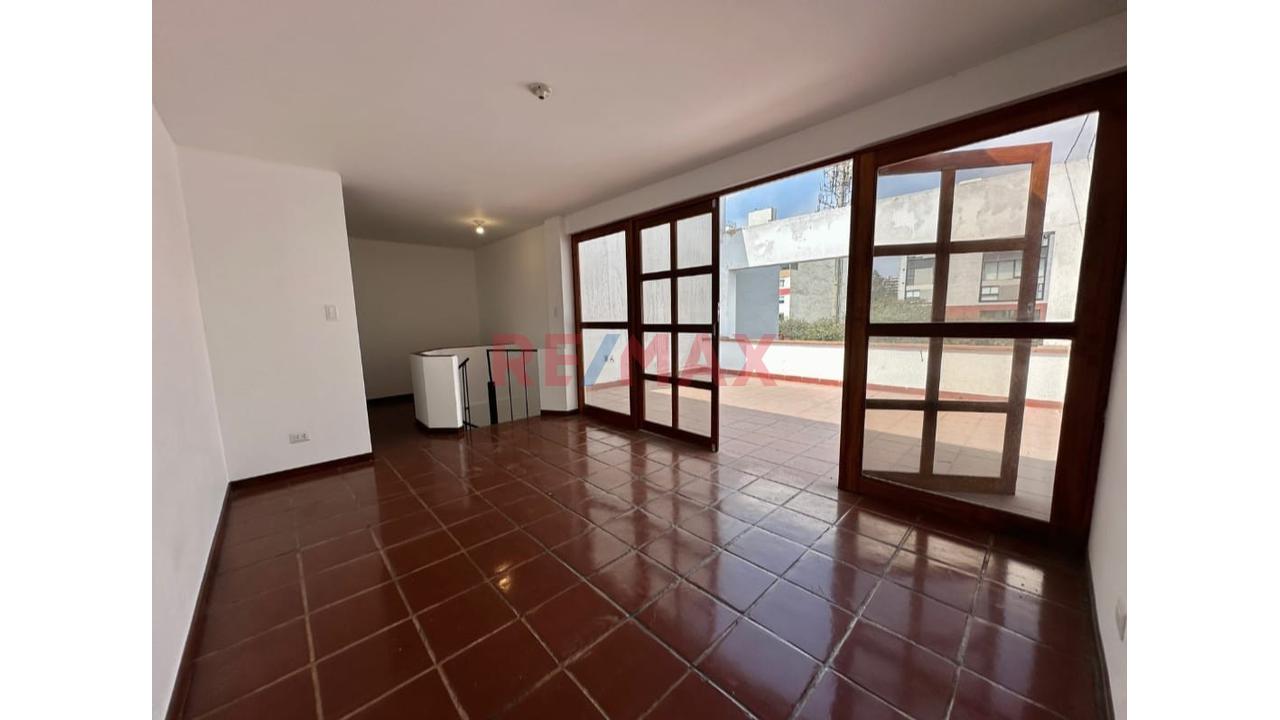 Alquilo Duplex 368 M2, Av. Guardia Civil San Isidro, 4 Habitaciones, 4 Baños, 2 Cocheras, 1 Deposito, Dos Terrazas Amplias Vsta A La C Alle Y Posterior, Habitaciones Amobladas, Excelente Vista Externa - 5