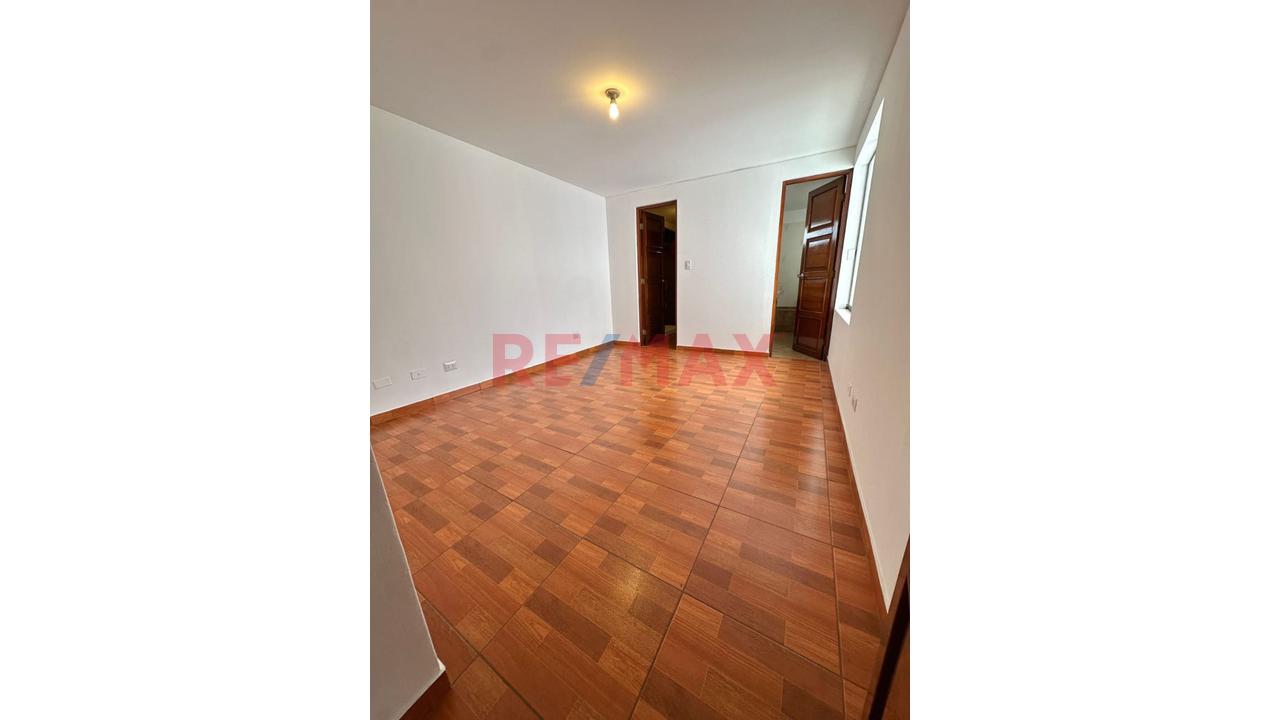 Alquilo Duplex 368 M2, Av. Guardia Civil San Isidro, 4 Habitaciones, 4 Baños, 2 Cocheras, 1 Deposito, Dos Terrazas Amplias Vsta A La C Alle Y Posterior, Habitaciones Amobladas, Excelente Vista Externa - 8