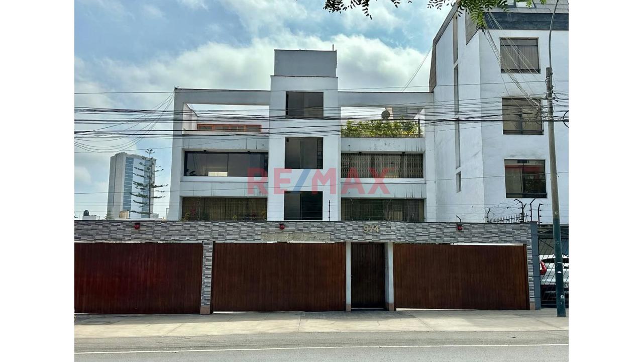 Alquilo Duplex 368 M2, Av. Guardia Civil San Isidro, 4 Habitaciones, 4 Baños, 2 Cocheras, 1 Deposito, Dos Terrazas Amplias Vsta A La C Alle Y Posterior, Habitaciones Amobladas, Excelente Vista Externa - 1