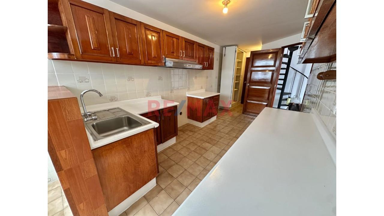 Alquilo Duplex 368 M2, Av. Guardia Civil San Isidro, 4 Habitaciones, 4 Baños, 2 Cocheras, 1 Deposito, Dos Terrazas Amplias Vsta A La C Alle Y Posterior, Habitaciones Amobladas, Excelente Vista Externa - 7