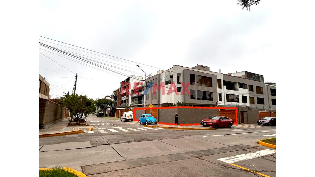 Vendo Departamento En Primer Piso Frente Al Pentagonito 235.4 M2 (04 Cocheras)
