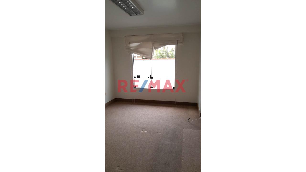 Vendo Departamento En Primer Piso Frente Al Pentagonito 235.4 M2 (04 Cocheras) — foto 6