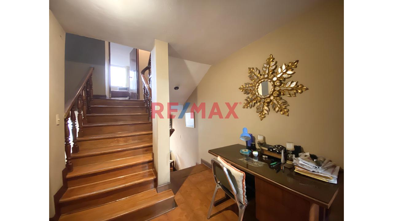 Se Vende Departamento Tipo Casa De 4 Pisos                                       Puerta A La Calle                                  Av. Ignacio Merino Lince — foto 5