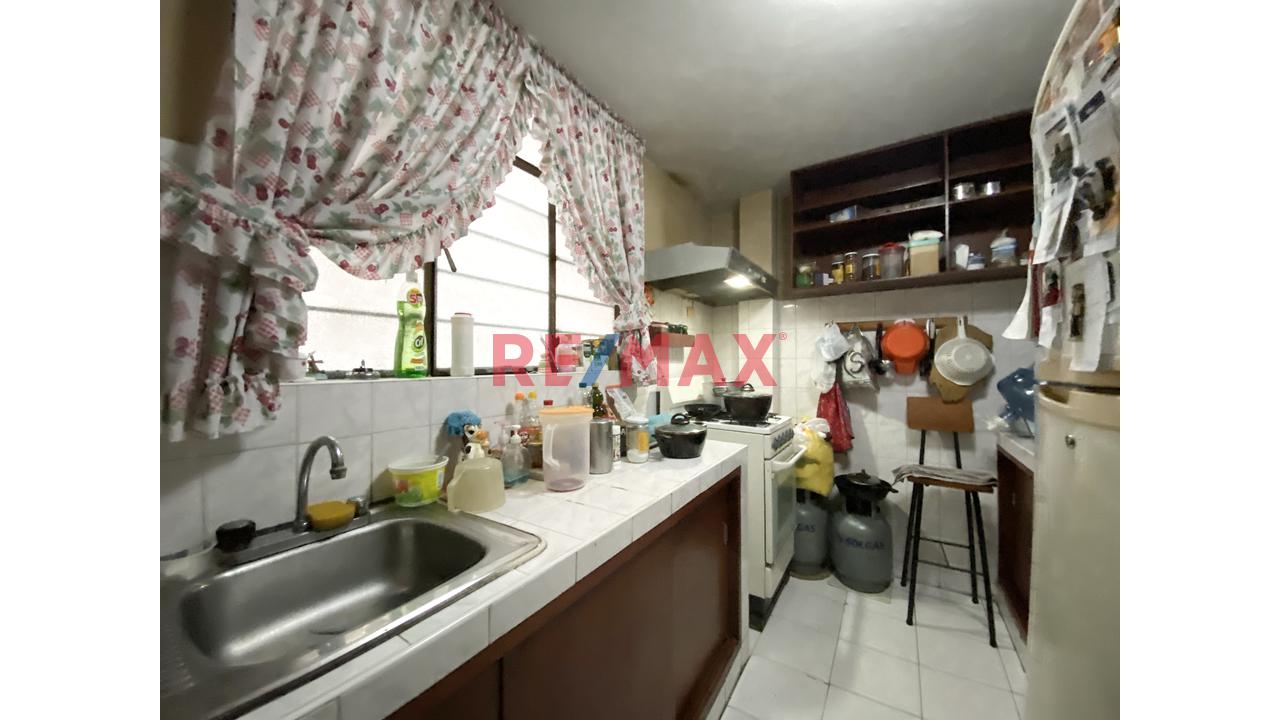 Se Vende Departamento Tipo Casa De 4 Pisos                                       Puerta A La Calle                                  Av. Ignacio Merino Lince — foto 3