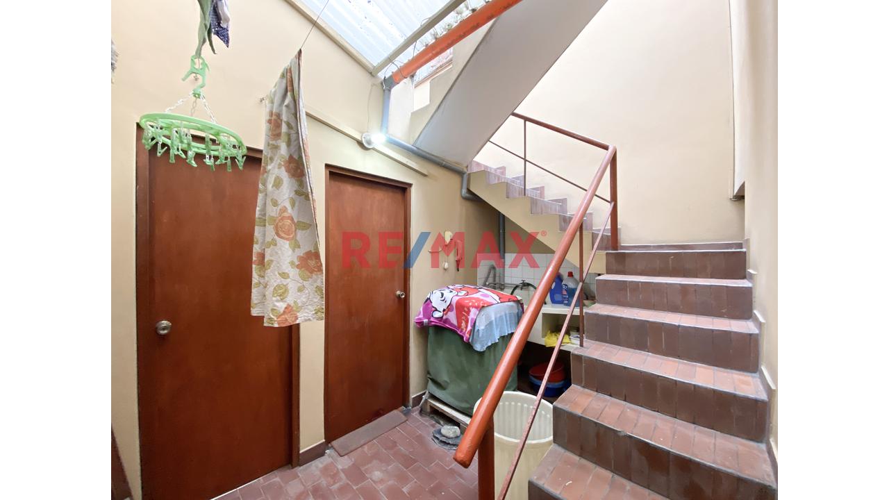Se Vende Departamento Tipo Casa De 4 Pisos                                       Puerta A La Calle                                  Av. Ignacio Merino Lince — foto 8