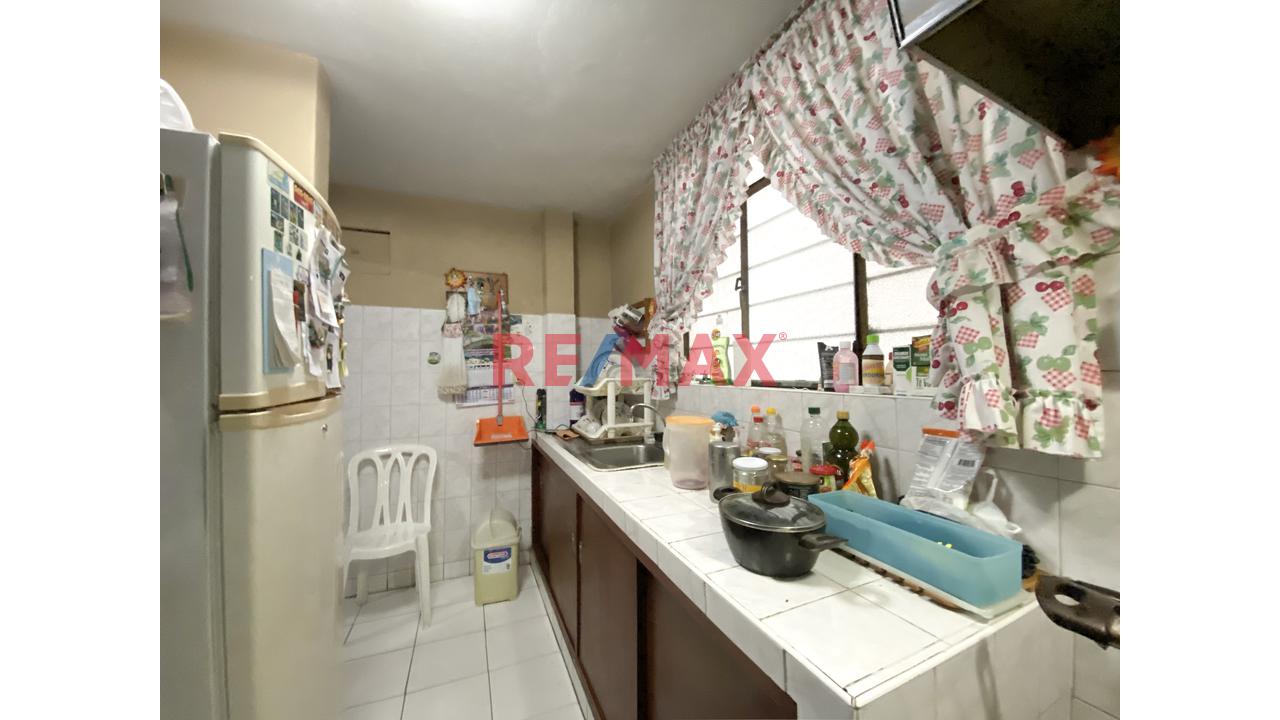 Se Vende Departamento Tipo Casa De 4 Pisos                                       Puerta A La Calle                                  Av. Ignacio Merino Lince — foto 4