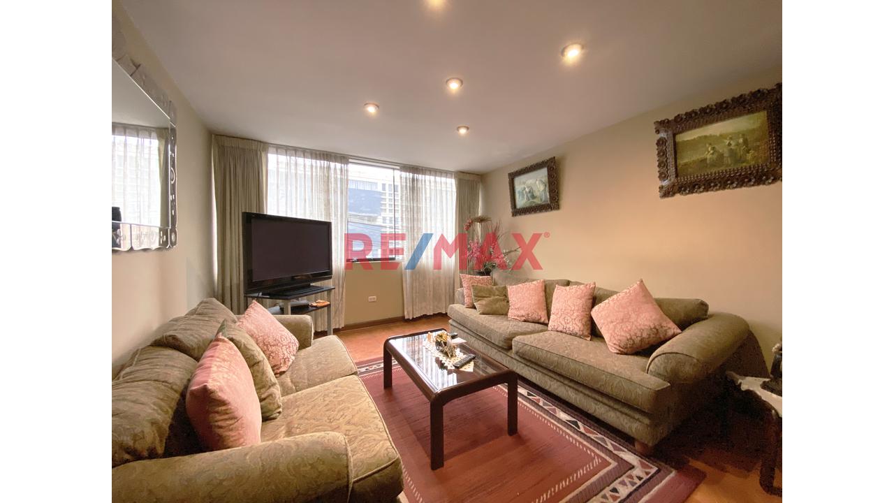 Se Vende Departamento Tipo Casa De 4 Pisos                                       Puerta A La Calle                                  Av. Ignacio Merino Lince