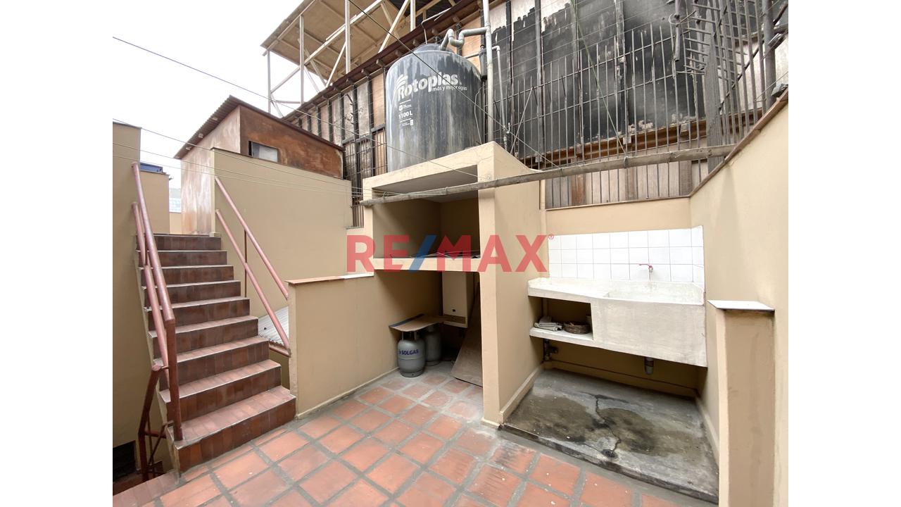Se Vende Departamento Tipo Casa De 4 Pisos                                       Puerta A La Calle                                  Av. Ignacio Merino Lince — foto 10
