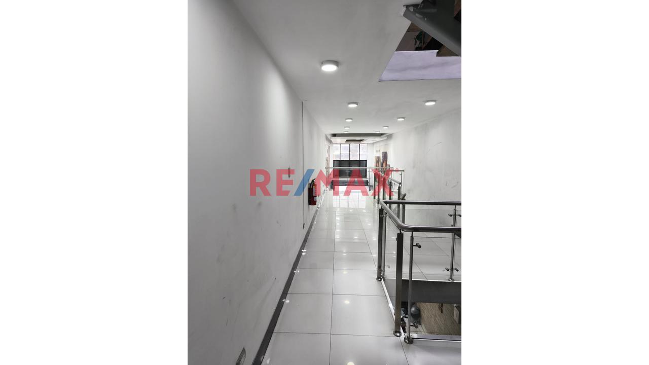 🏢 ¡Atención Empresarios Y Emprendedores! 📍 Alquilo Local Comercial De 4 Pisos 📌 Av. Los Héroes, Cuadra 4 – San Juan De Miraflores - 11