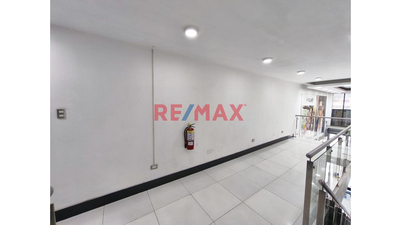 🏢 ¡Atención Empresarios Y Emprendedores! 📍 Alquilo Local Comercial De 4 Pisos 📌 Av. Los Héroes, Cuadra 4 – San Juan De Miraflores - 7