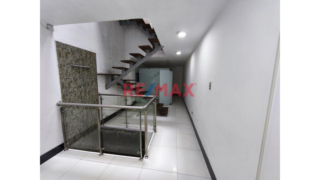 🏢 ¡Atención Empresarios Y Emprendedores! 📍 Alquilo Local Comercial De 4 Pisos 📌 Av. Los Héroes, Cuadra 4 – San Juan De Miraflores - 2