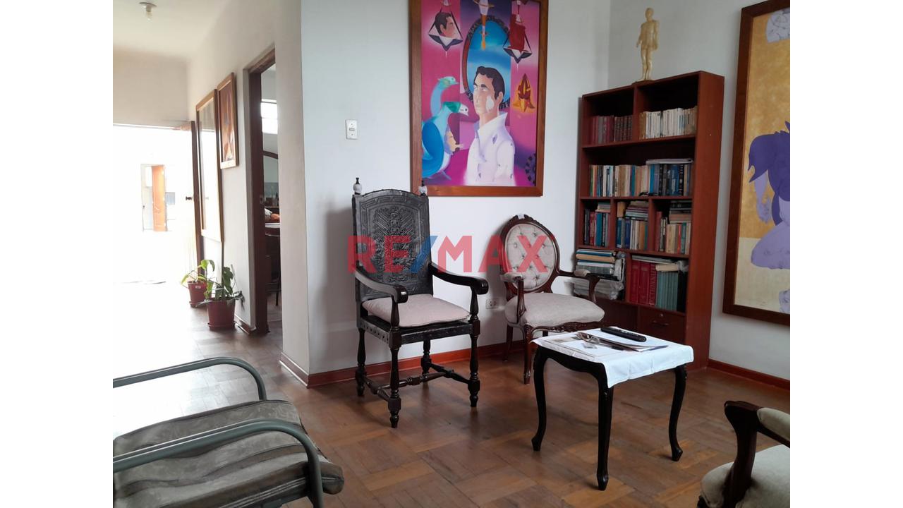 Venta De Amplio Departamento En Breña