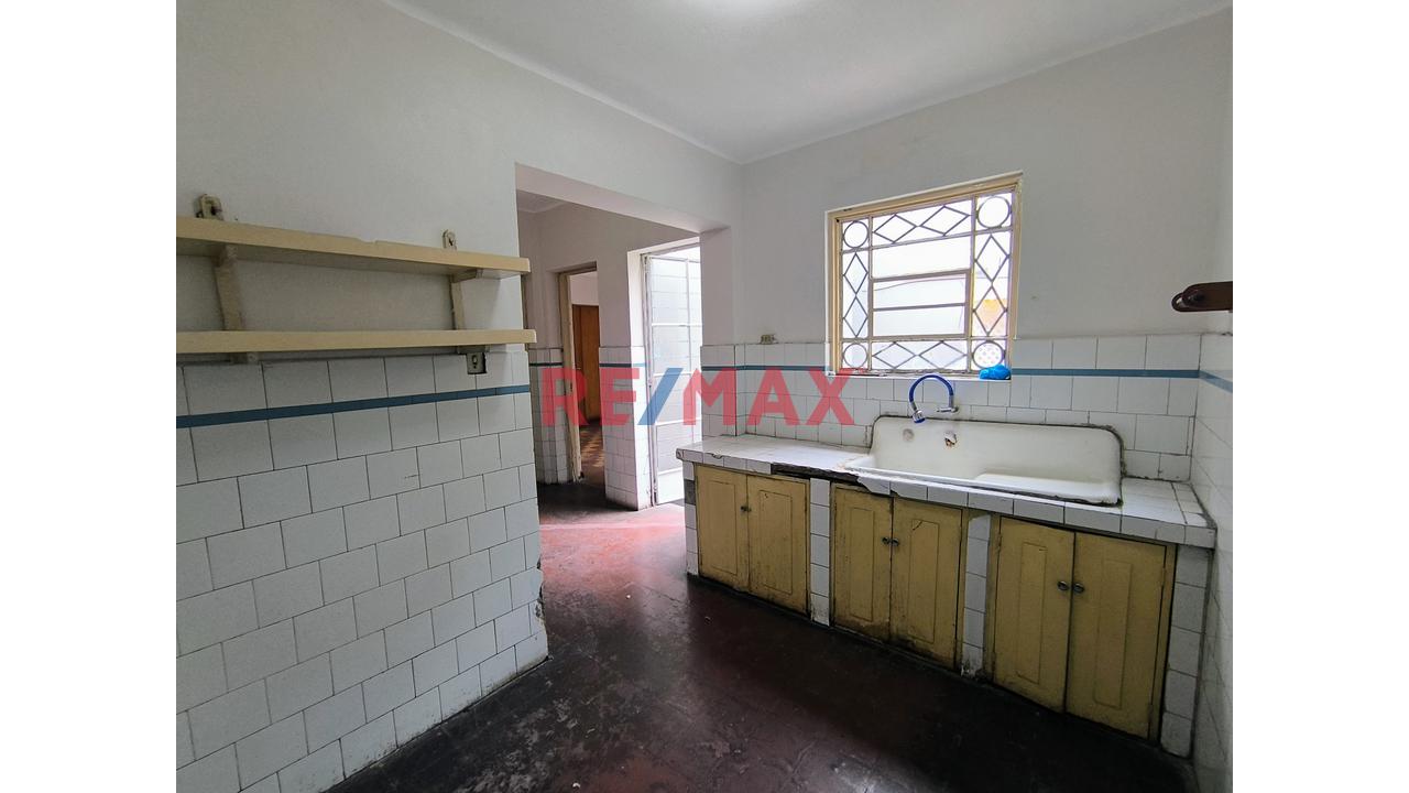 Alquiler De Local Comercial En Lince De 242 M² - Zonificacion Cm - 11