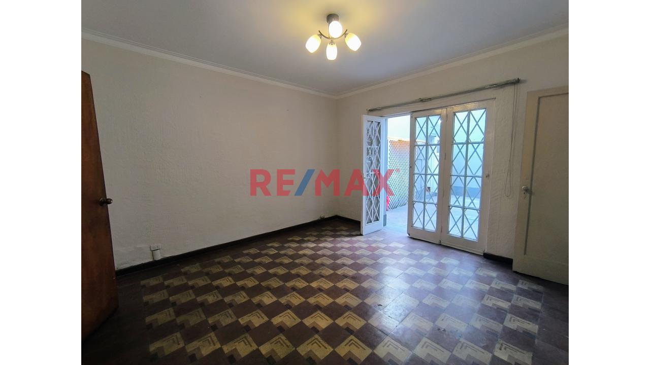 Alquiler De Local Comercial En Lince De 242 M² - Zonificacion Cm - 8