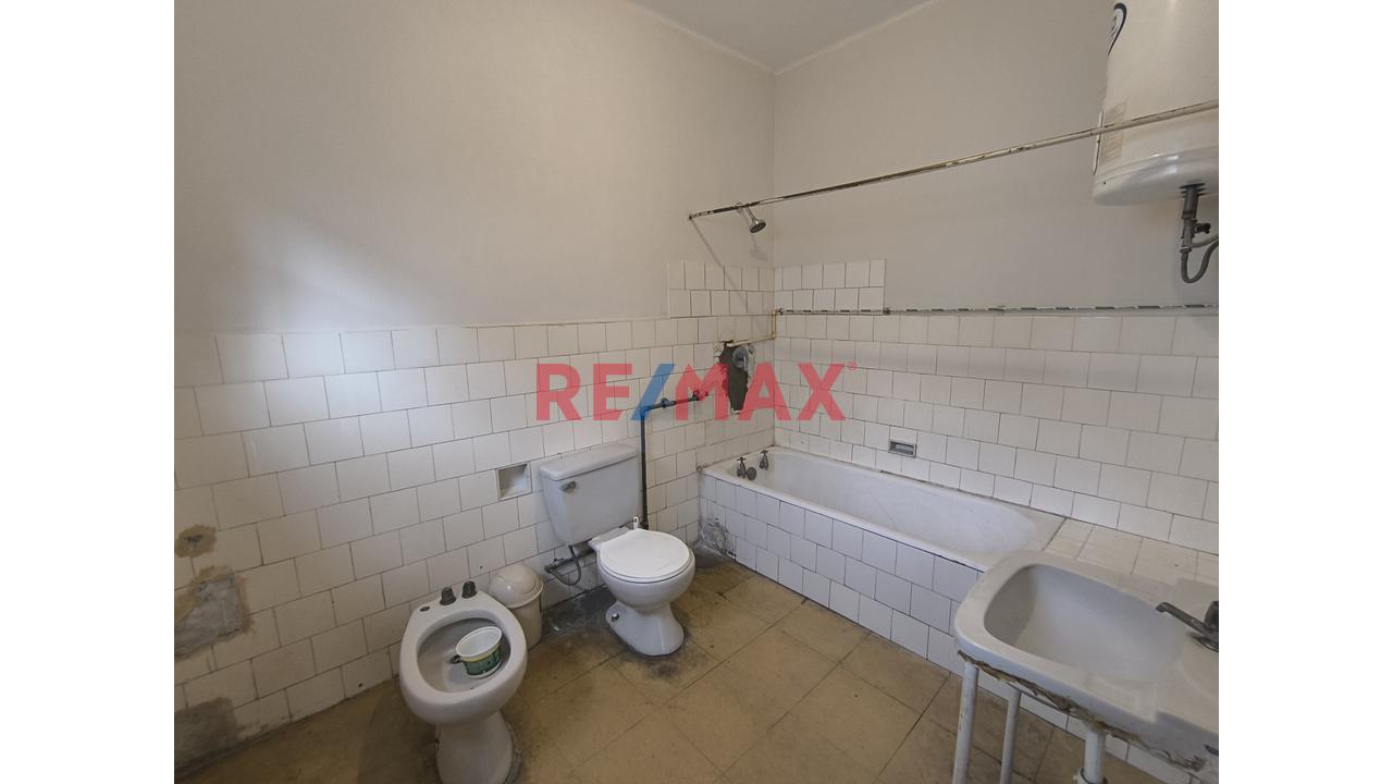 Alquiler De Local Comercial En Lince De 242 M² - Zonificacion Cm - 16