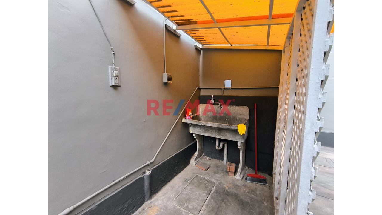 Alquiler De Local Comercial En Lince De 242 M² - Zonificacion Cm - 18