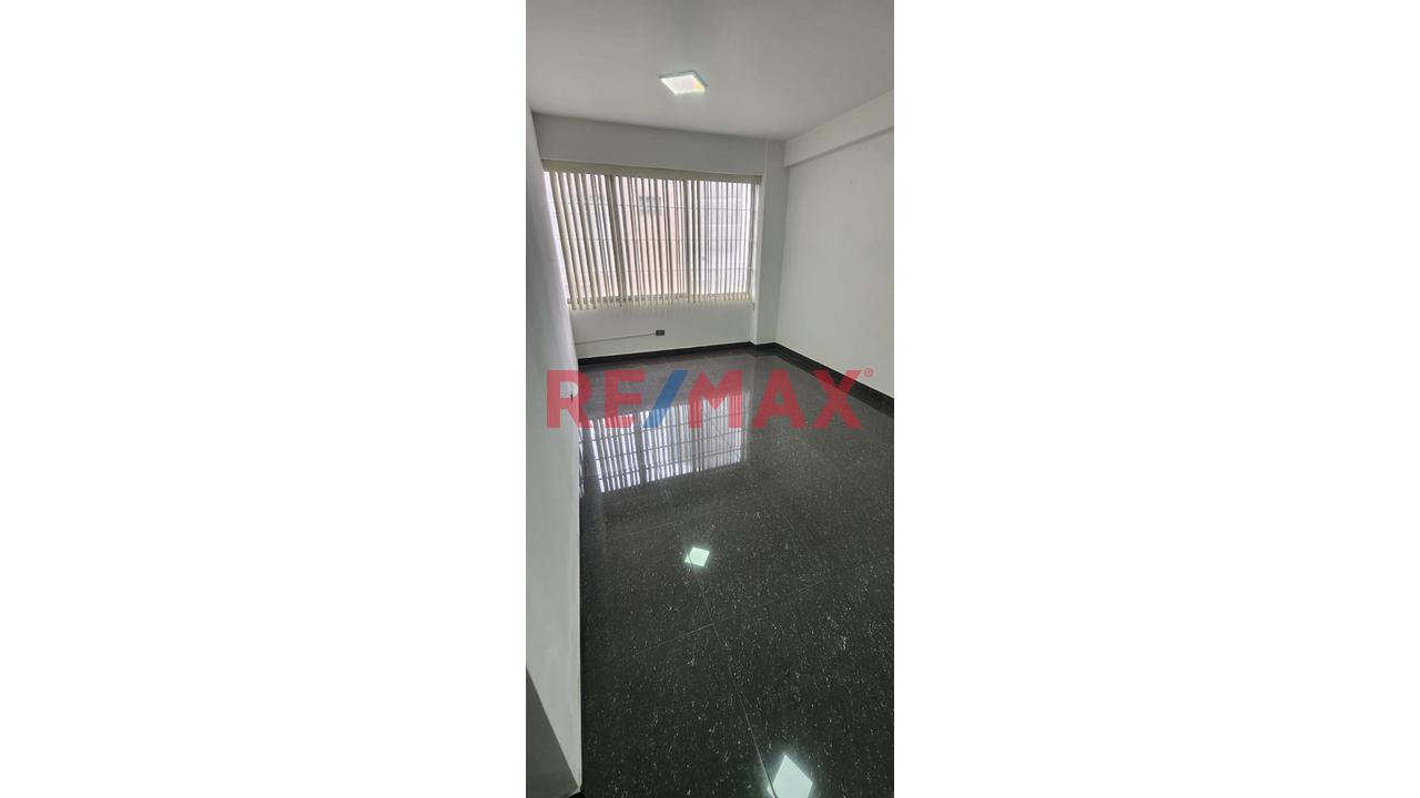 Vendo Oficina En Avenida Nicolas Arriola, A Media Cuadra De Javier Prado, A Un Paso De Cruz Del Sur. Situada A La Espalda Del.Óvalo Quiñones, Límite Con San Isidro, Corpac. - 4