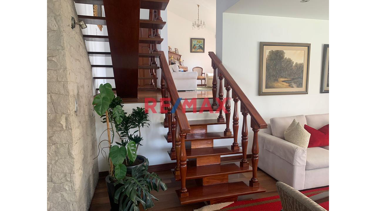 Venta De Casa Espaciosa E Iluminada Con Piscina En Zona Exclusiva De La Molina !!!!! — foto 6