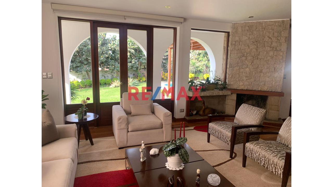 Venta De Casa Espaciosa E Iluminada Con Piscina En Zona Exclusiva De La Molina !!!!!