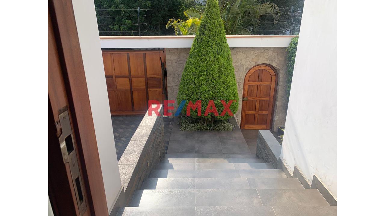 Venta De Casa Espaciosa E Iluminada Con Piscina En Zona Exclusiva De La Molina !!!!! — foto 2