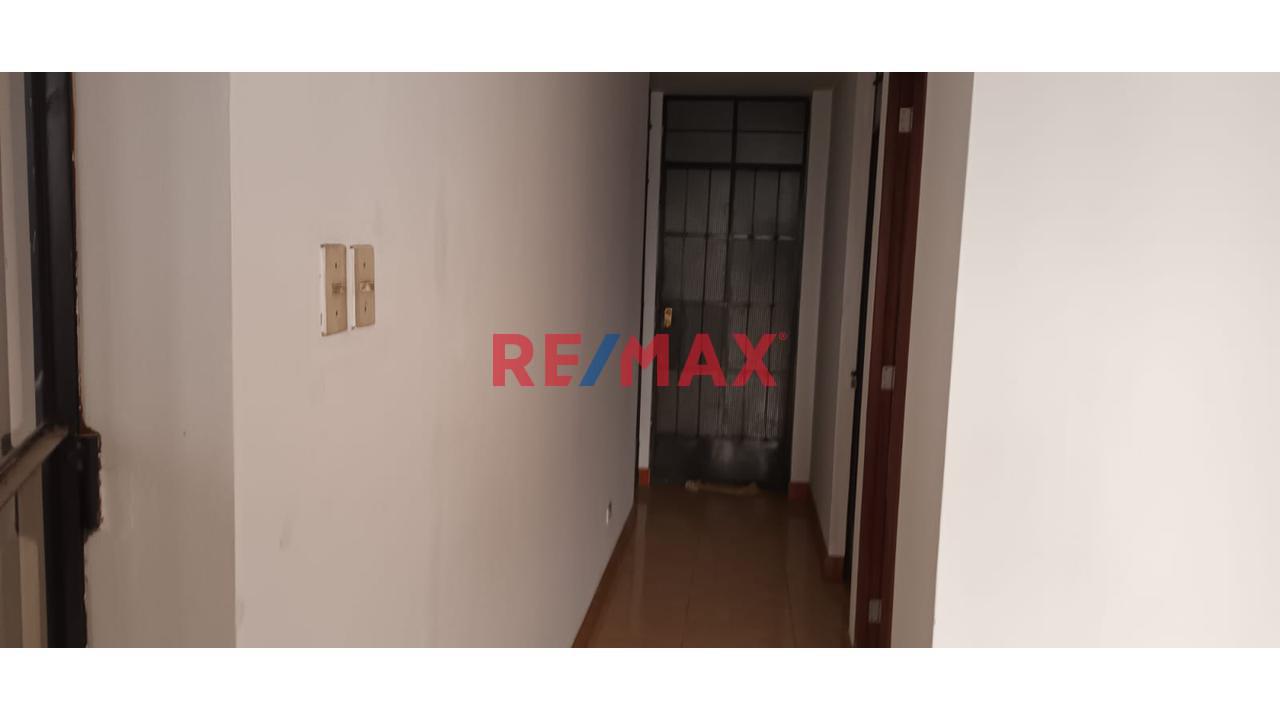 Venta De Linda Casa De 4 Pisos En San Felipe Comas - 5