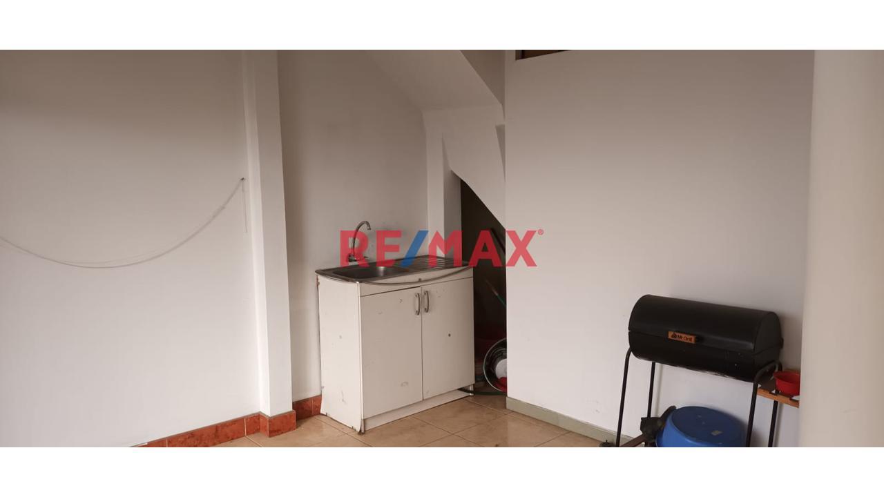 Venta De Linda Casa De 4 Pisos En San Felipe Comas - 7
