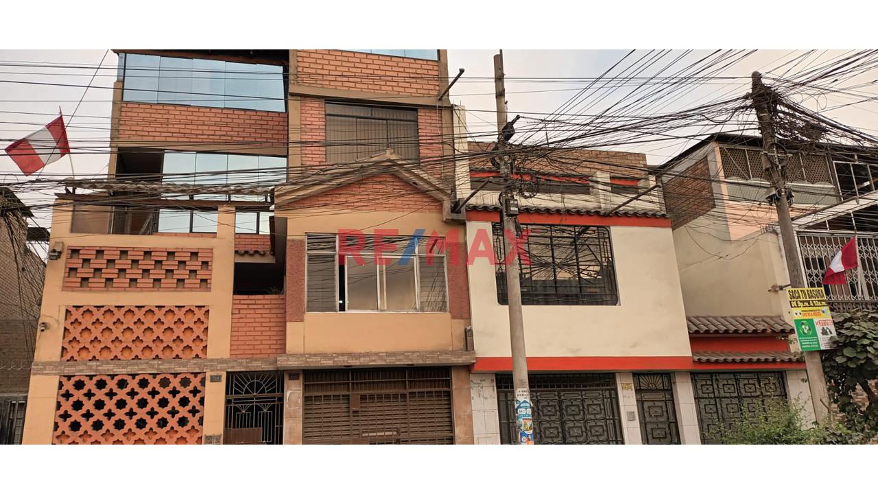 Venta De Linda Casa De 4 Pisos En San Felipe Comas - 1