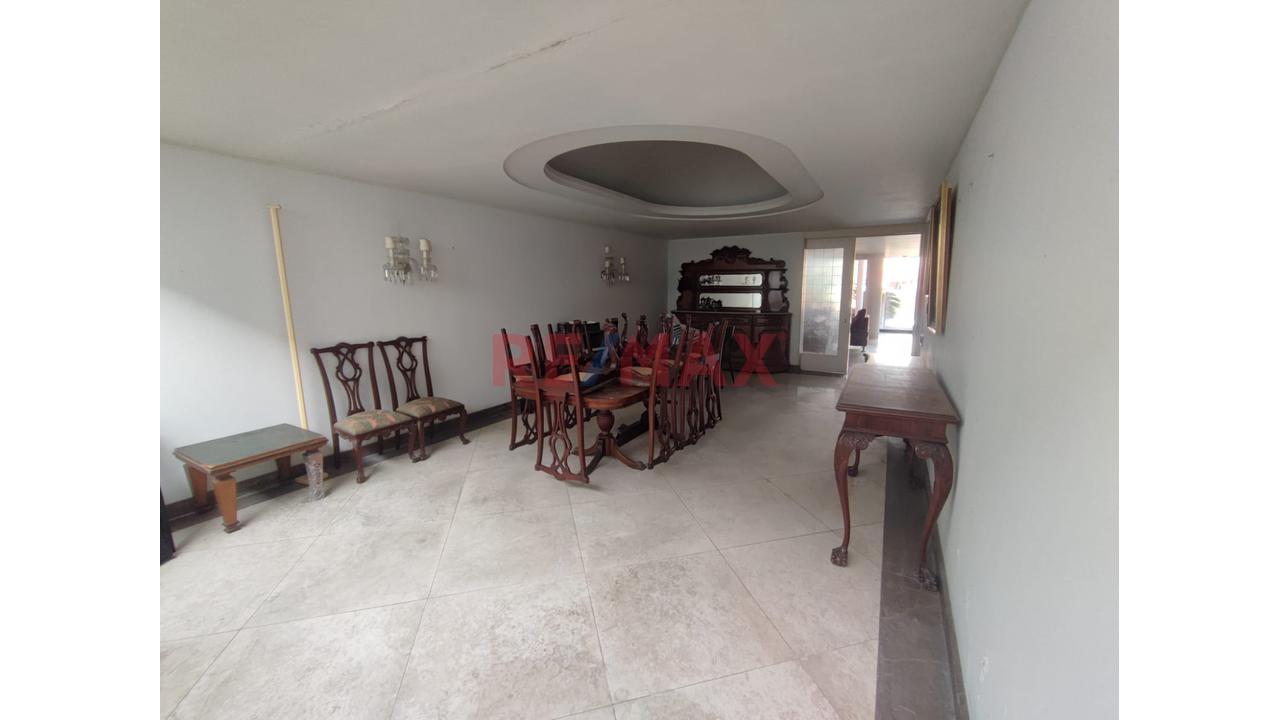 ¡Atención Inversionistas! Exclusiva Casa O Terreno En Venta En Surco Con Piscina, Cancha De Fronton Y Amplios Ambientes — foto 9