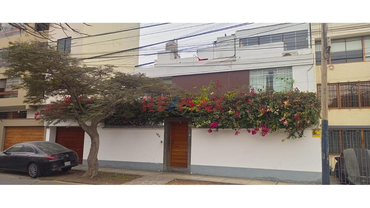 Se Vende Casa De 300 M² En Surco – Ideal Para Familias Grandes, Inversion O Proyecto Inmobiliario