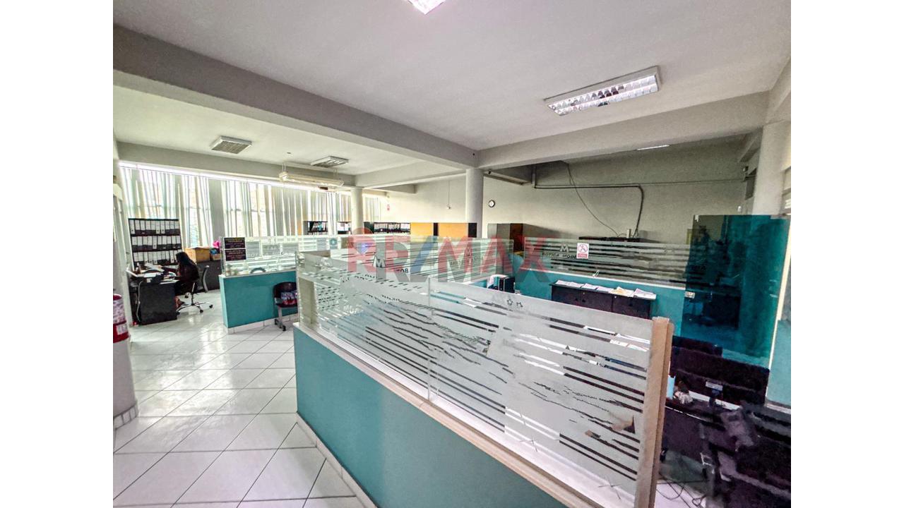 Alquiler De Local Comercial Con Zonificación Cz – Av. Perú (Cdra. 32), San Martín De Porres – Piso 1 Y 2 (525M2) — foto 2