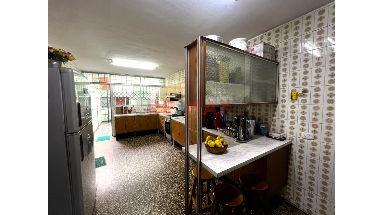 Venta De Casa Con Piscina, Sauna Y 4 Estacionamientos En San Borja — foto 12