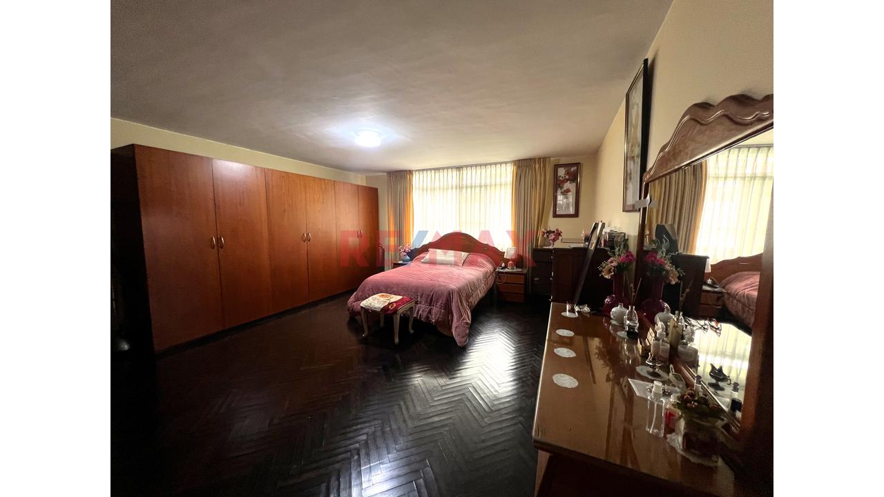Venta De Casa Con Piscina, Sauna Y 4 Estacionamientos En San Borja — foto 15
